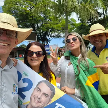 Publicação de Sergio Barbosa sobre Flávio Bolsonaro em 17/10/2026