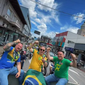 Publicação de Jair Bridaroli sobre Flávio Bolsonaro em 17/10/2026