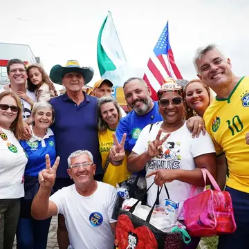 Publicação de Rodrigo Medeiros sobre Flávio Bolsonaro em 17/10/2026