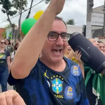 Publicação de Anderson sobre Flávio Bolsonaro em 17/10/2026