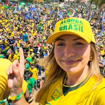 Publicação de Juliana Maciel sobre Flávio Bolsonaro em 17/10/2026