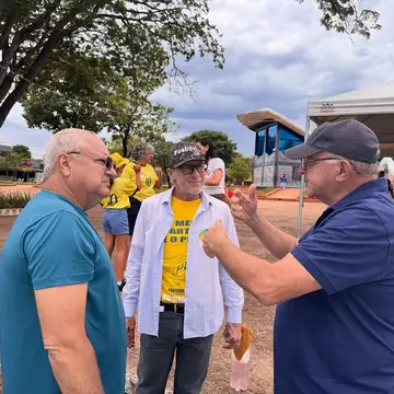 Publicação de Réus Fornari sobre Flávio Bolsonaro em 17/10/2026