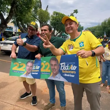 Publicação de Guga sobre Flávio Bolsonaro em 17/10/2026