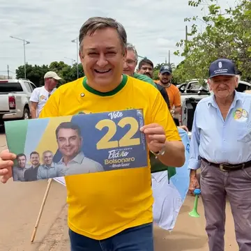 Publicação de Leocir Montagna sobre Flávio Bolsonaro em 17/10/2026