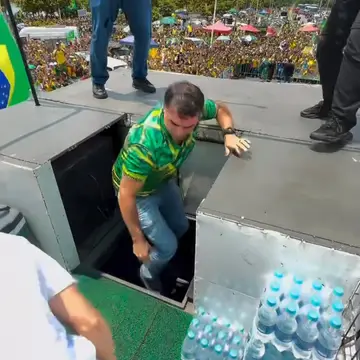Publicação de Carlos Augusto sobre Flávio Bolsonaro em 17/10/2026