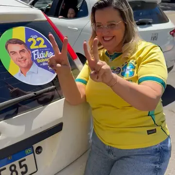 Publicação de Flavia Cheroni sobre Flávio Bolsonaro em 17/10/2026
