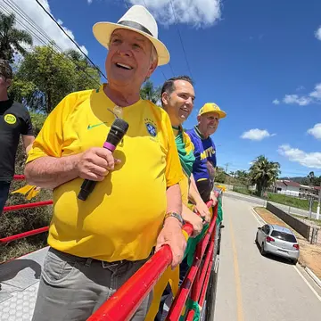 Publicação de Valdir Fontanella sobre Flávio Bolsonaro em 17/10/2026