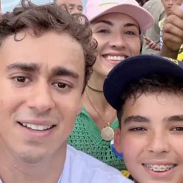 Publicação de Tiago Rocha sobre Flávio Bolsonaro em 17/10/2026