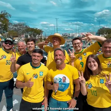 Publicação de Marco Marcondes sobre Flávio Bolsonaro em 17/10/2026