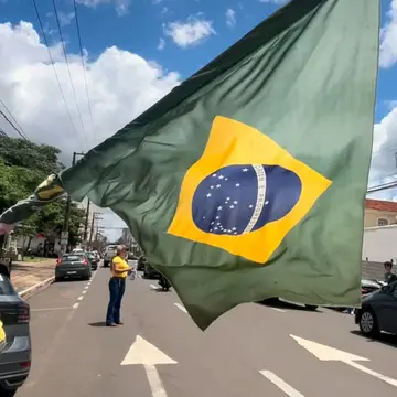 Publicação de Telma Spera sobre Flávio Bolsonaro em 17/10/2026