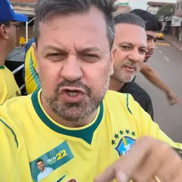 Publicação de Paulo Trabalho sobre Flávio Bolsonaro em 17/10/2026