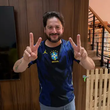 Publicação de Bruno Santa Rosa sobre Flávio Bolsonaro em 17/10/2026