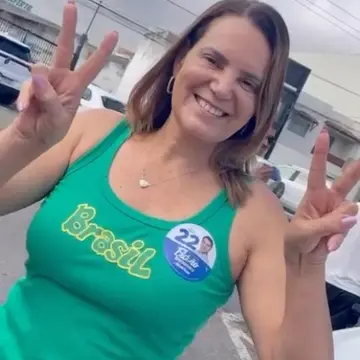 Publicação de Sheila Lemos sobre Flávio Bolsonaro em 17/10/2026