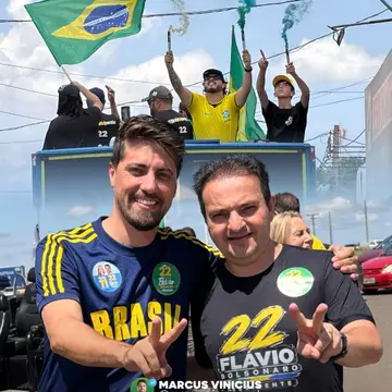 Publicação de Marcus Vinicius sobre Flávio Bolsonaro em 17/10/2026