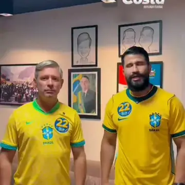 Publicação de Luciano de Menininha sobre Flávio Bolsonaro em 17/10/2026