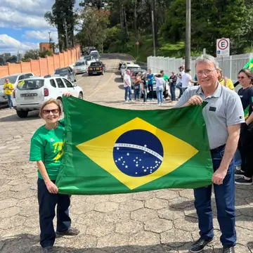 Publicação de Tomazini sobre Flávio Bolsonaro em 17/10/2026