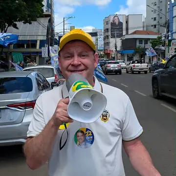 Publicação de Massocco sobre Flávio Bolsonaro em 17/10/2026