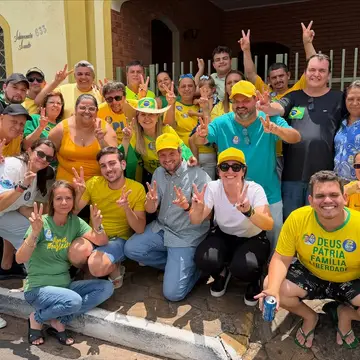 Publicação de Gi Franzotti sobre Flávio Bolsonaro em 17/10/2026