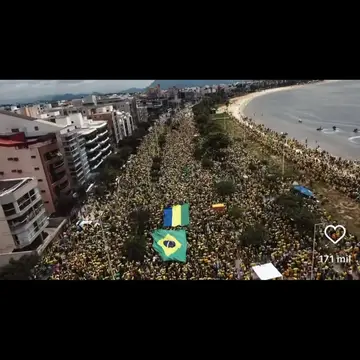 Publicação de Marcio Correa sobre Flávio Bolsonaro em 17/10/2026