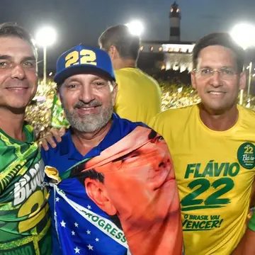 Publicação de Ednaldo Ribeiro sobre Flávio Bolsonaro em 17/10/2026
