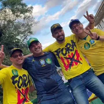 Publicação de Johnny Maycon sobre Flávio Bolsonaro em 17/10/2026
