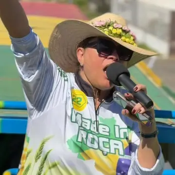 Publicação de Dalvania Cardoso sobre Flávio Bolsonaro em 17/10/2026