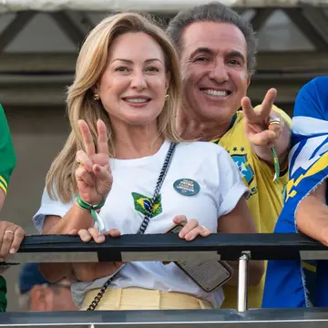 Publicação de Marcelo sobre Flávio Bolsonaro em 17/10/2026