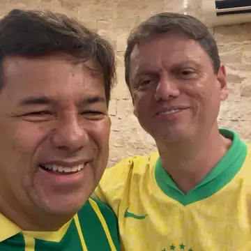 Publicação de Gilvandro Estrela sobre Flávio Bolsonaro em 17/10/2026