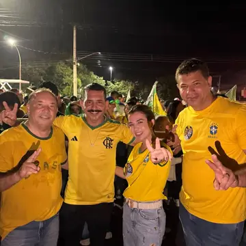 Publicação de Gilson Coleta sobre Flávio Bolsonaro em 18/10/2026