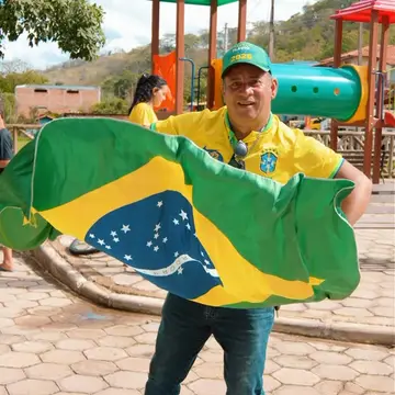 Publicação de Marcilio Bezerra sobre Flávio Bolsonaro em 18/10/2026