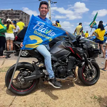 Publicação de Romulo Noronha sobre Flávio Bolsonaro em 18/10/2026
