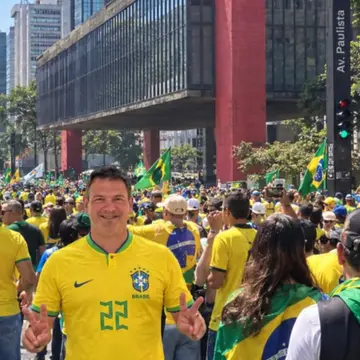 Publicação de Tiago Dalperio sobre Flávio Bolsonaro em 18/10/2026