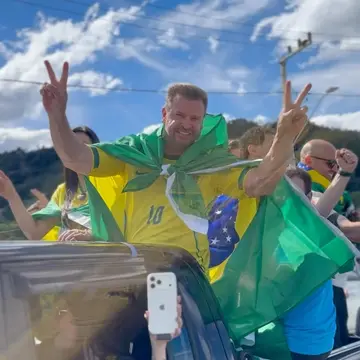 Publicação de Geison Kurtz sobre Flávio Bolsonaro em 18/10/2026