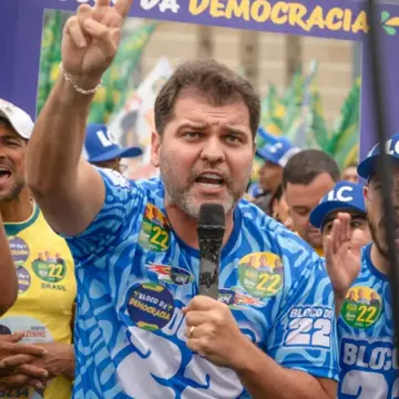 Publicação de Luiz Claudio sobre Flávio Bolsonaro em 18/10/2026