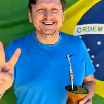 Publicação de Edsom Bagetti sobre Flávio Bolsonaro em 18/10/2026