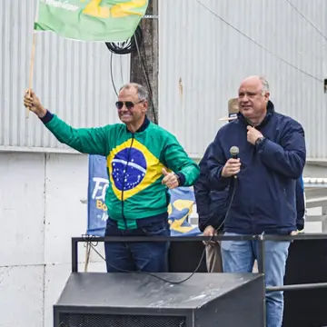 Publicação de Ique sobre Flávio Bolsonaro em 18/10/2026