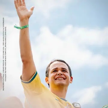 Publicação de Lorenzo Pazolini sobre Flávio Bolsonaro em 18/10/2026