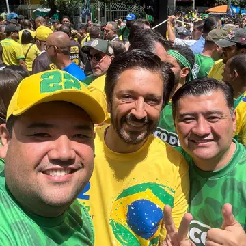 Publicação de Pedro Ishi sobre Flávio Bolsonaro em 18/10/2026
