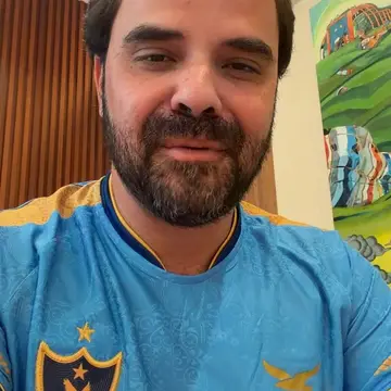 Publicação de Toni Cunha sobre Flávio Bolsonaro em 18/10/2026
