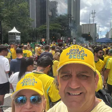 Publicação de Edson Mota sobre Flávio Bolsonaro em 18/10/2026