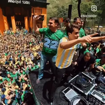 Publicação de Gustavo Medeiros sobre Flávio Bolsonaro em 18/10/2026