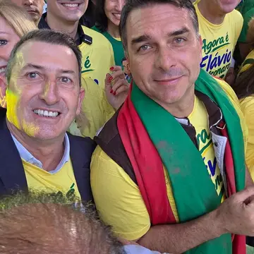Publicação de Jones sobre Flávio Bolsonaro em 18/10/2026