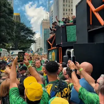 Publicação de João Paulo Cantarella sobre Flávio Bolsonaro em 18/10/2026