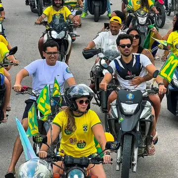 Publicação de Rodrigo Medeiros sobre Flávio Bolsonaro em 18/10/2026