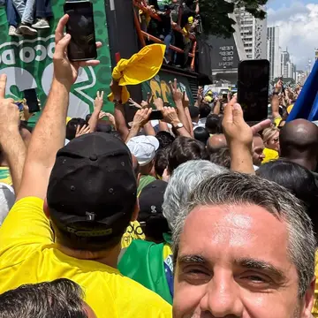 Publicação de Rafael Piovezan sobre Flávio Bolsonaro em 18/10/2026