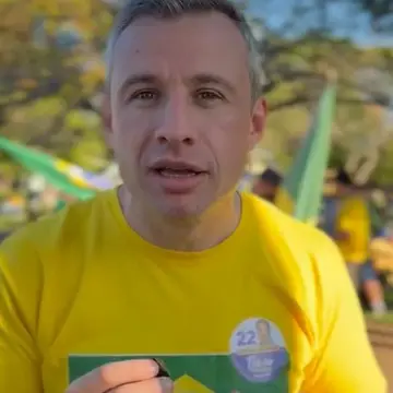 Publicação de Leonardo Betin sobre Flávio Bolsonaro em 18/10/2026