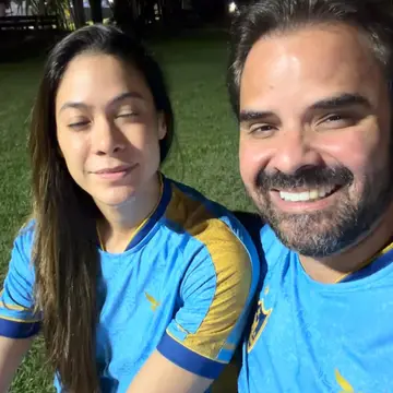 Publicação de Toni Cunha sobre Flávio Bolsonaro em 18/10/2026