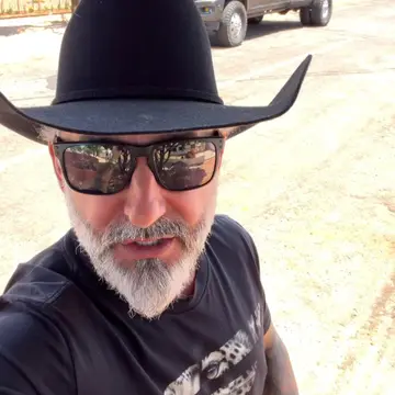 Publicação de Juliano Ferro sobre Flávio Bolsonaro em 18/10/2026