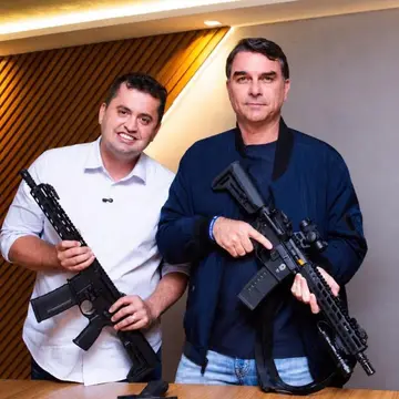 Publicação de Netinho Reis sobre Flávio Bolsonaro em 19/10/2026