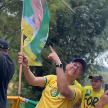 Publicação de Johnny Maycon sobre Flávio Bolsonaro em 18/10/2026
